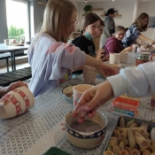Klasa 7b na warsztatach zdobienia ceramiki (11.10.2021)